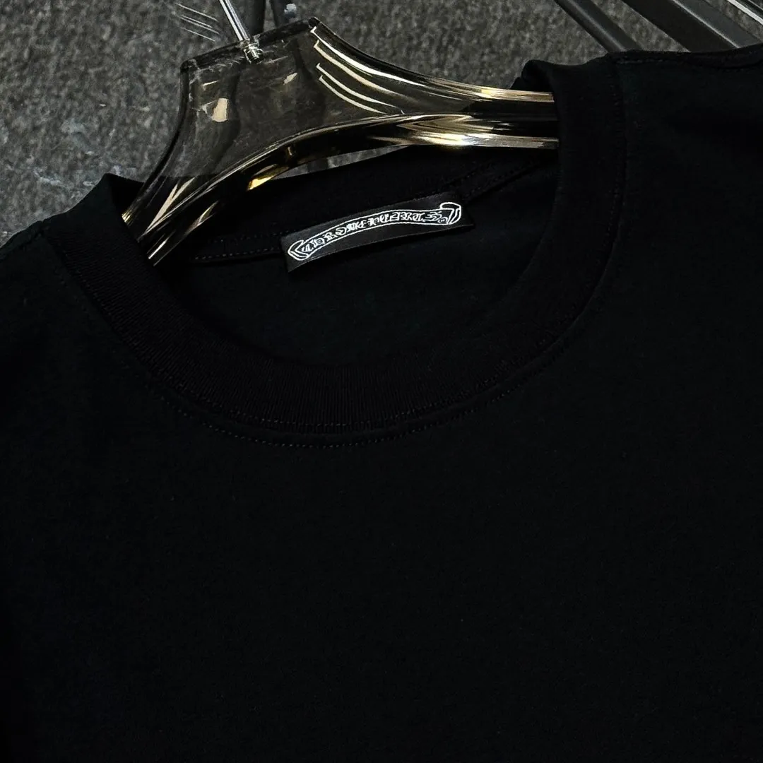 P180 Chrome Hearts Chrome Hearts 25 high version. The fabric is made of 300 grams of high-density cotton. It does not deform or shrink. It has three labels. It is the same style for men and women. Technology: Digital printing. Color: White. Black. SIZE: S-XL.